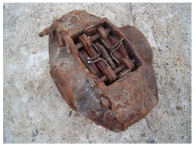 Супорт гальма задній mercedes w114, w115 фото №1