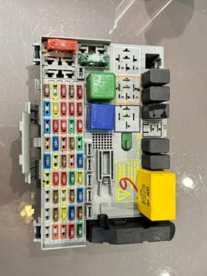 Коробка предохранителей delphi 24412497 фото №1