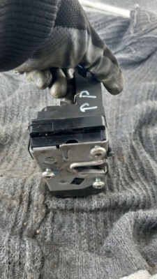 Замок правий перед opel zafira b 06r kombi фото №1