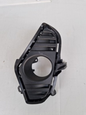 Rav4 v 19 - решётка рамка противотуманной фары правая фото №1