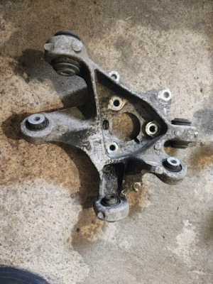 Поворотный кулак левый задний  tesla 3 1044411-00-g оригинал фото №1