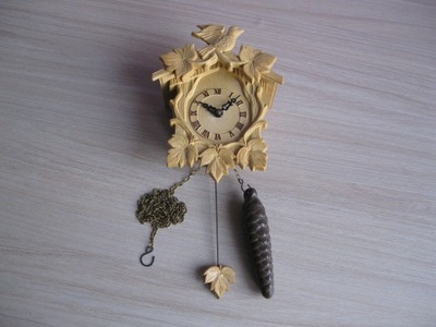 Stary mały mechaniczny wiszący zegar - PRL