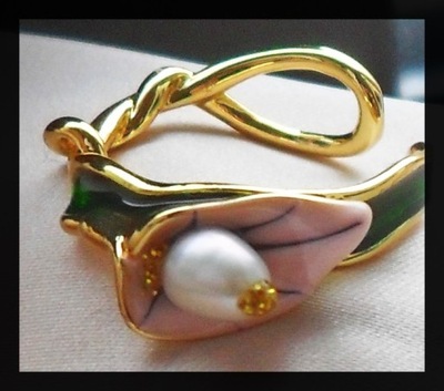 WSPANIAŁY PIERSCIONEK Z EMALIOWANYM KWIATEM I PERLA