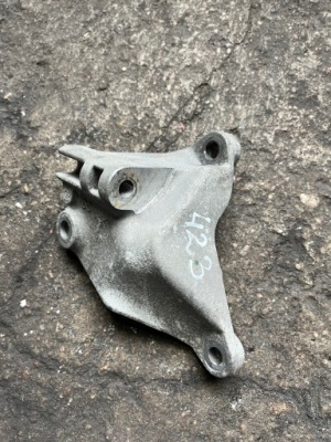 423 nissan renault кронштейн генератора 2822030244 117107507r фото №1