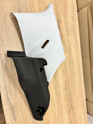 Защита стойка кронштейн полка багажника правый задняя peugeot 208 9673753777 фото №1