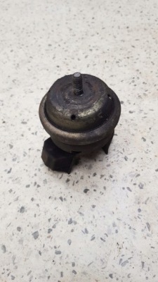 Кронштейн подушка двигателя peugeot 306 2.0 8v фото №1