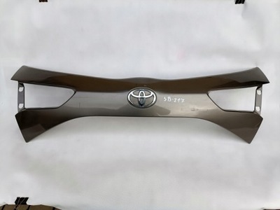 Toyota yaris iii накладка кришки задній 76801-0db20 фото №1