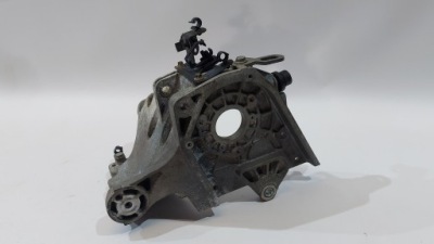 Кронштейн насоса впрыска opel zafira b 1.9ctdi 55187918 фото №1