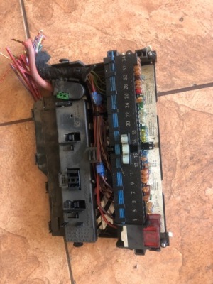 Bmw e46 1.9b 99 sed коробка запобіжників 8364542 фото №1