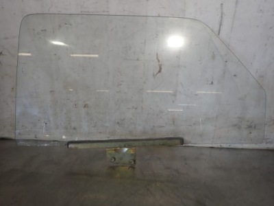 Стекло боковое  левая задняя дверь fiat 126 el фото №1