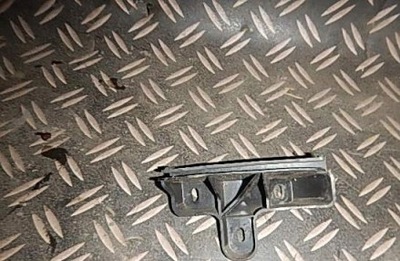 Audi a6 c6 напрямна кронштейн фото №1