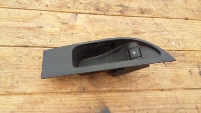 Opel astra j iv рестайлінг  перемикач скло задній правий задній корпус 13258640 фото №1