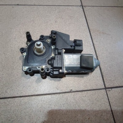 Моторчик скло правий задня audi a8 d2 94 02 справний оригінал фото №1