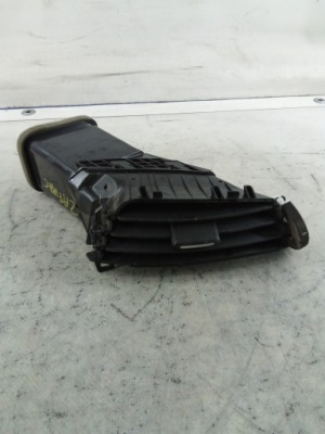 D894 решётка обдув zafira c правая 39076941 фото №1