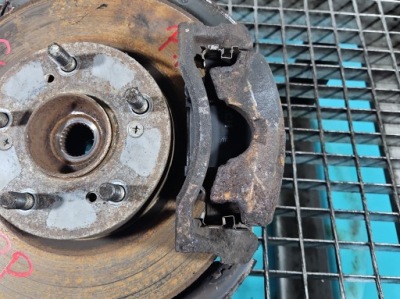 Суппорт перед правый honda civic viii ufo 1.8 16v r18a2 фото №1