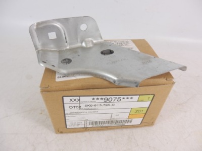 Кронштейн поперечина лівий задня vw golf vi 5k6813745b оригінальний номер фото №1