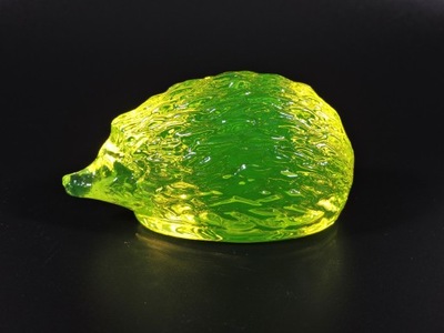Figurka jeż jeżyk szkło uranowe rzeźba