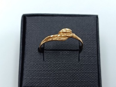 Złoty pierścionek pr. 585 0,95 g R.18