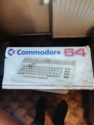 Stary komputer Commodore z zasilaczem