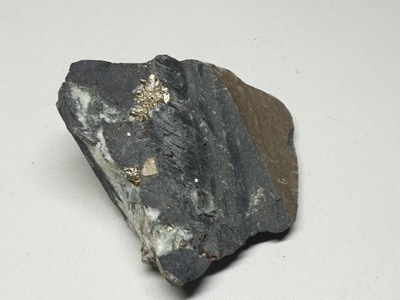 Kamień z kawałkami pirytu , piryt 6x7cm