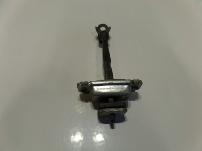 Kia carens iii обмежувач двері лівий задня фото №1