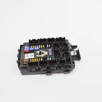 Tesla model x 2020 рамка / модуль запобіжників фото №1