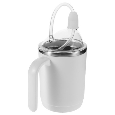 STARY CZŁOWIEK PIJĄCY KUBEK WODY