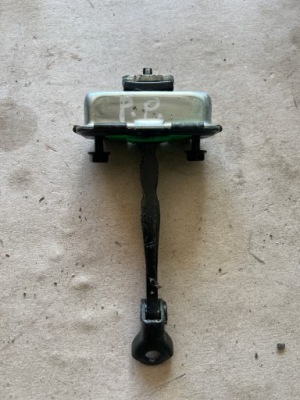 Kia optima jf kombi 16-19 обмежувач двері правий перед фото №1