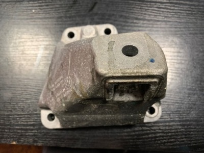 Кронштейн двигуна bmw 5 f10 f11 6795955 фото №1