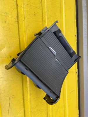 Bmw x1 f48 бардачок na напої фото №1