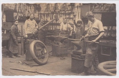 W KUŻNI ... KOWAL ... KOWALSTWO ... KUŻNIA