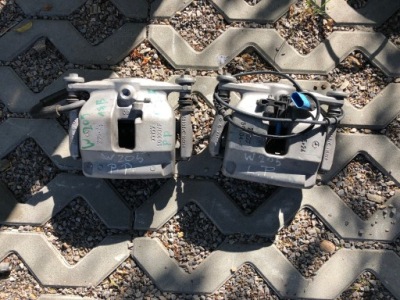 Mercedes c klas w205 суппорт тормозной перед r/l фото №1