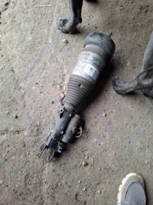 Mercedes w205 амортизатор правый  перед airmatic 2053200525 фото №1