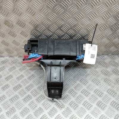 Tesla model x 2020 рамка / модуль предохранителей фото №1