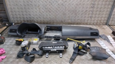 Набор postrzałowy toyota avensis t25 приборная панель 89170-05120 фото №1