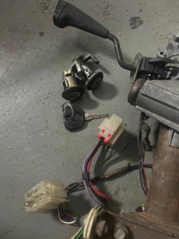 BMW E30 ЗАМОК ЗАПАЛЕННЯ + 2 ВКЛАДИШІ ЗАМКА ОДИН КЛЮЧИК 