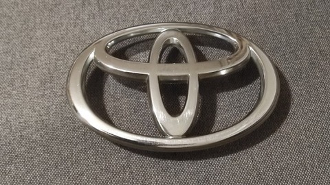 ЕМБЛЕМА TOYOTA COROLLA VERSO II 2004-2009 ПЕРЕД