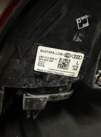 AUDI A3 8V ФАРА ЛІВИЙ ЗАД W КРИЛО 8V4945069 
