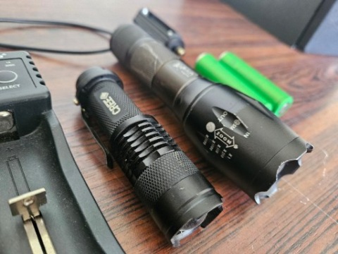 ЛІХТАРИК ULTRAFIRE XML-T6 + CREE + ЗАРЯДНИЙ ПРИСТРІЙ VARICORE U4 AA AAA + 2X 18650 