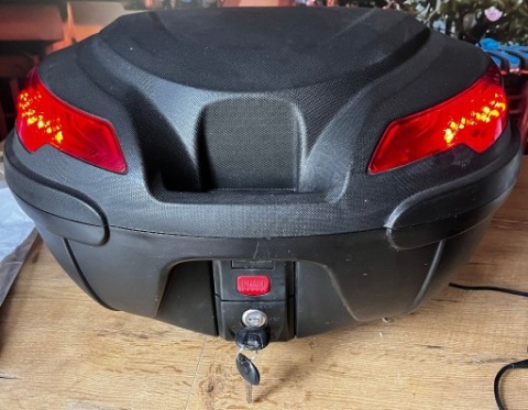 КОФР МОТОЦИКЛЕТНИЙ 50L K-MAX З ПІДСВІТКОЮ 
