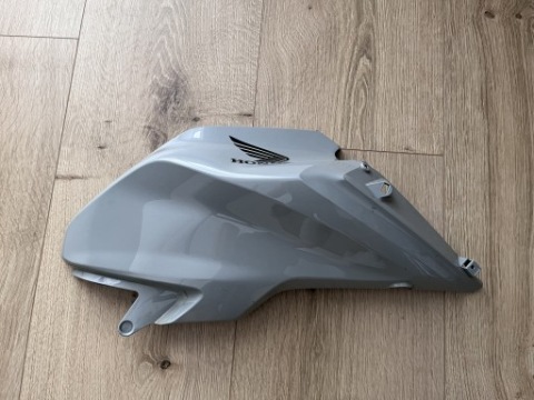 HONDA CB125R ЗАХИСТ БАКУ ПРАВА ПЕРЕДНЯ 64431-K98-E000 