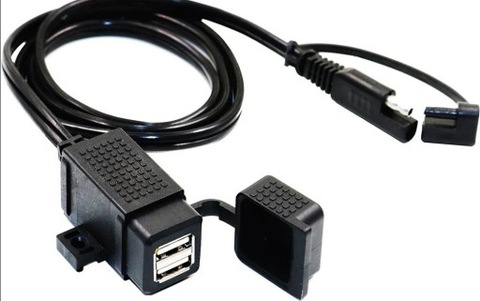 DISPOSITIVO DE CARGA DOBLE REPELENTE AL AGUA 2XUSB SAE  