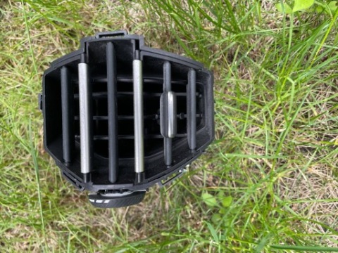 РЕШІТКА ПОВІТРОВОДУ ПРАВА CITROËN C4 3 – 9831805480 / 9831805380 