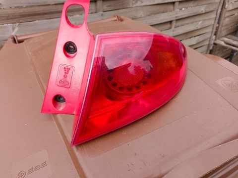 SEAT LEON 1P HELLA  FARO PARTE TRASERA GEMELA  