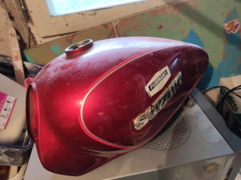 БАК ПАЛИВА SUZUKI GN125 - CZERWONY, Z КРАНОМ 