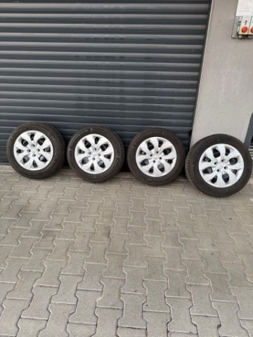 Hankook Winter i*cept RS2 185/65 R15 88T na felgach stalowych.