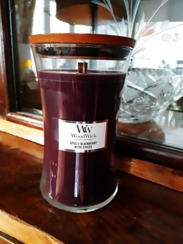 Naturalna świeca sojowa WoodWick spiced berries