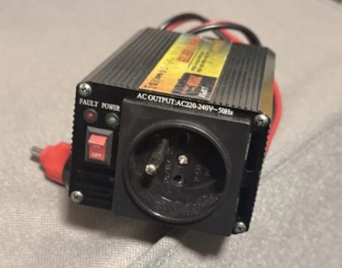 МОЩНАЯ ПРЕОБРАЗОВАТЕЛЬ ТОКА АВТОМОБИЛЬНАЯ 12V - 230V МОЩНОСТИ 200W / MALO БЫВШАЯ В УПОТРЕБЛЕНИИ 