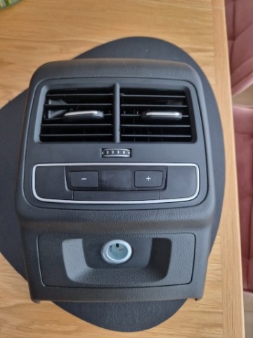 РЕШІТКА ПОВІТРОВОДУ ЦЕНТРАЛЬНА ЗАД ЗАДНЯ ТУНЕЛЬ AUDI A4 B9 8W0864376 