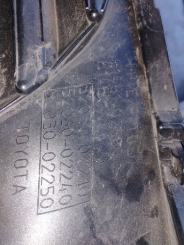 РЕШЕТКА БАМПЕРА ПЕРЕД ПРАВАЯ ПАТРОН ГАЛОГЕНА TOYOTA AURIS II 81481-02580 